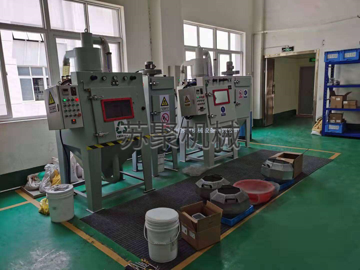 兩臺自動滾筒噴砂機客戶使用現(xiàn)場